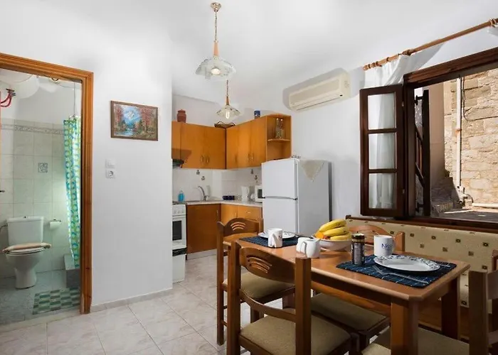 펜션 Charming Waterfront With Swimming Access Chalki Town